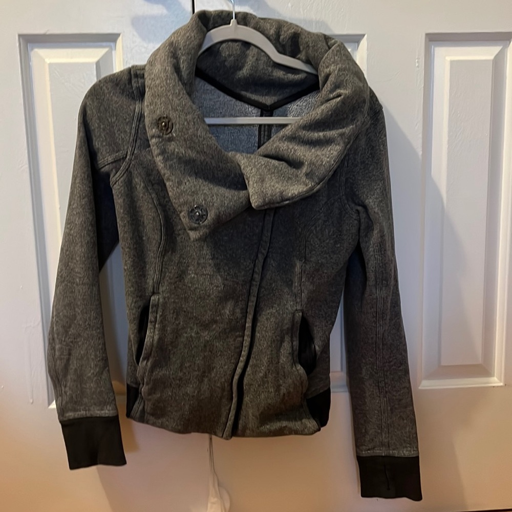 Lululemon dark gray and black sweatshirt